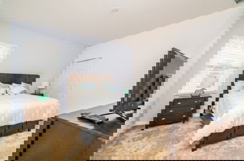 Foto 10 - Very Large 11 Bed Pool Home With Game Room 11 Bedroom Home by RedAwning