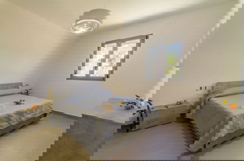 Foto 5 - White Villa With Swimming Pool