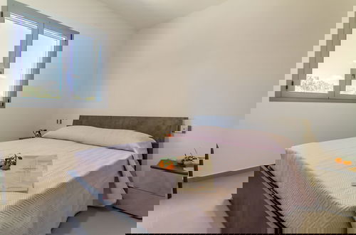 Foto 2 - White Villa With Swimming Pool