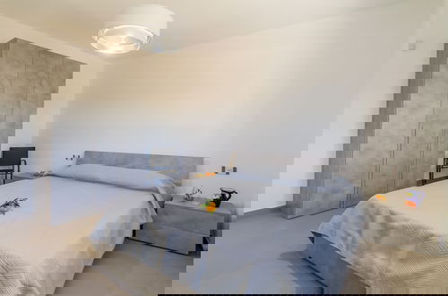 Foto 6 - White Villa With Swimming Pool