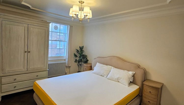 Photo 1 - Elegant 3BD Flat Heart of London, Marylebone