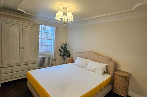 Photo 1 - Elegant 3BD Flat Heart of London, Marylebone