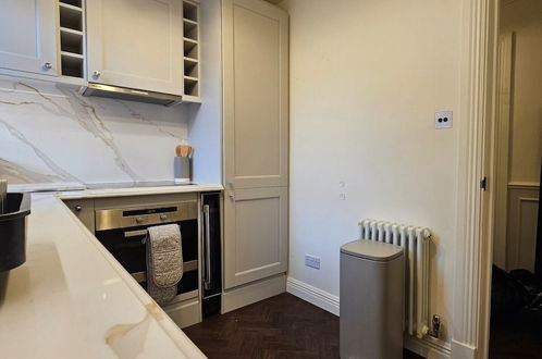 Photo 12 - Elegant 3BD Flat Heart of London, Marylebone