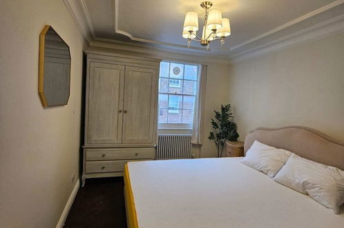 Photo 7 - Elegant 3BD Flat Heart of London, Marylebone