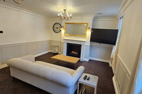 Photo 5 - Elegant 3BD Flat Heart of London, Marylebone