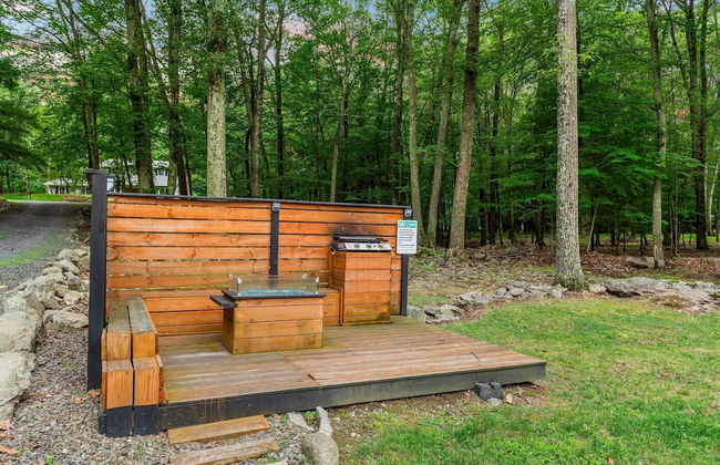 The Evergreen Escape by Avantstay Modern Cabin w Volleyball Court Hot Tub - Photo 49