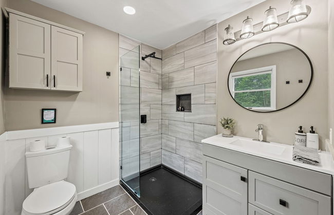 The Evergreen Escape by Avantstay Modern Cabin w Volleyball Court Hot Tub - Photo 28