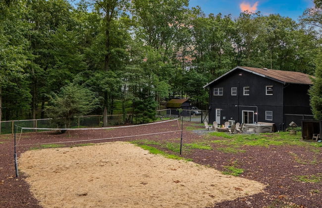 The Evergreen Escape by Avantstay Modern Cabin w Volleyball Court Hot Tub - Photo 4