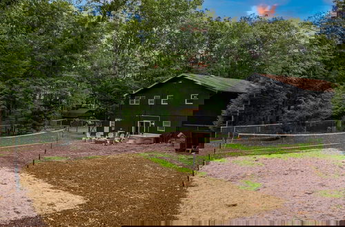 Foto 4 - The Evergreen Escape by Avantstay Modern Cabin w Volleyball Court Hot Tub