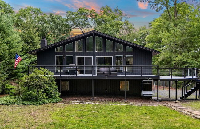 The Evergreen Escape by Avantstay Modern Cabin w Volleyball Court Hot Tub - Photo 3