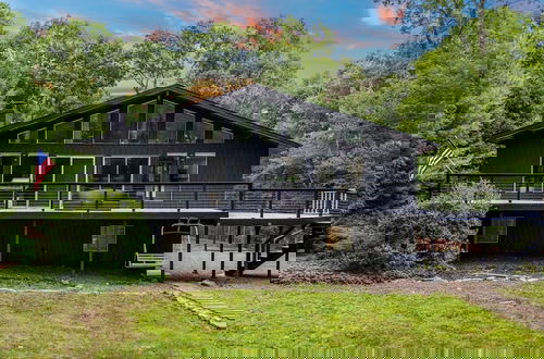 Foto 3 - The Evergreen Escape by Avantstay Modern Cabin w Volleyball Court Hot Tub