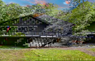 Foto 3 - The Evergreen Escape by Avantstay Modern Cabin w Volleyball Court Hot Tub