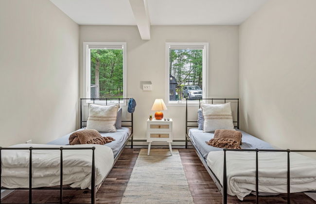 The Evergreen Escape by Avantstay Modern Cabin w Volleyball Court Hot Tub - Photo 37
