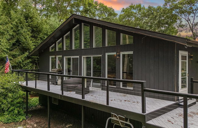 The Evergreen Escape by Avantstay Modern Cabin w Volleyball Court Hot Tub - Photo 52
