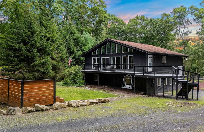 The Evergreen Escape by Avantstay Modern Cabin w Volleyball Court Hot Tub - Photo 53