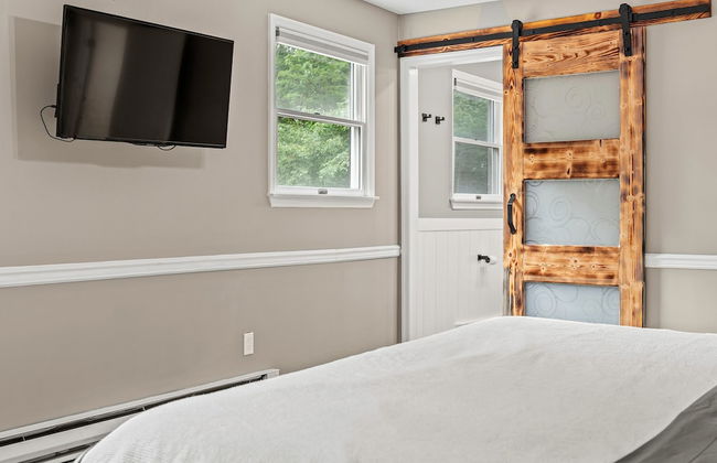 The Evergreen Escape by Avantstay Modern Cabin w Volleyball Court Hot Tub - Photo 26