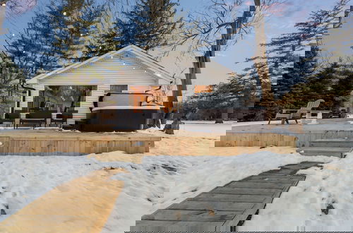 Foto 43 - Cozy 3BR Cabin With Hot Tub on Nippersink Creek