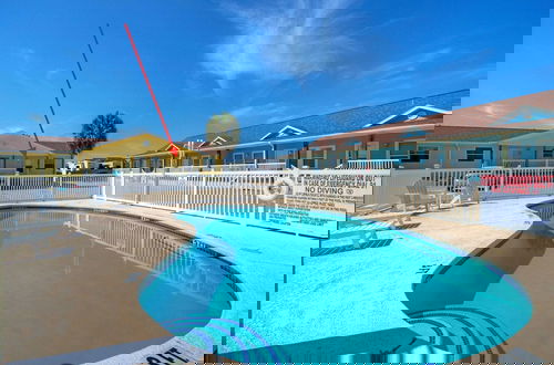 Foto 2 - Stylish 2BR Coastal Getaway w/ Pool & Prime Location Lazy Fun