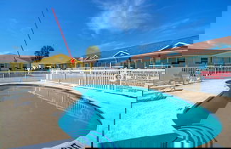 Foto 2 - Stylish 2BR Coastal Getaway w/ Pool & Prime Location Lazy Fun