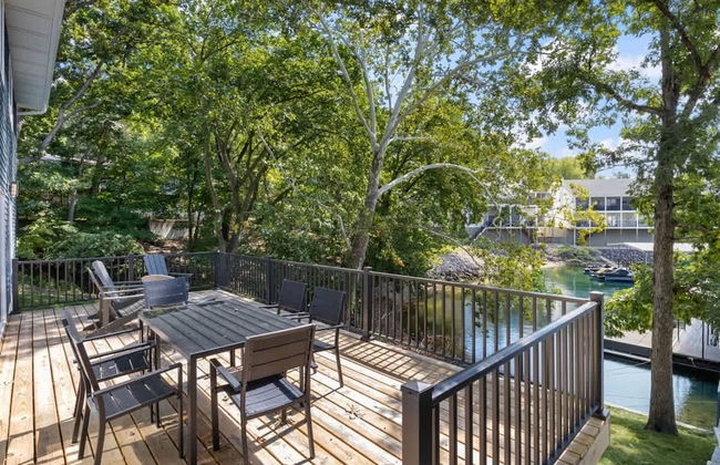 Luxury Waterfront Lakehouse With Private Dock Views - Foto 7