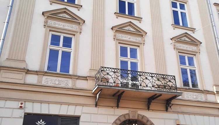 Photo 1 - Luxury Senate Apartment