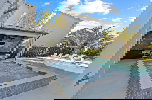 Foto 23 - 30A Salt & Solace Pool, Golf Cart, Hot Tub + Outdoor Kitchen