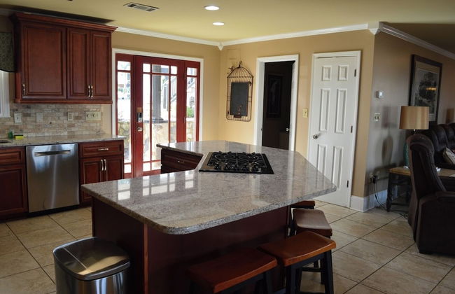 5 BR House Lake Retreat w/ Hot Tub, Sleeps 12 - Foto 46