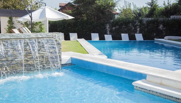 Piscina com cascata