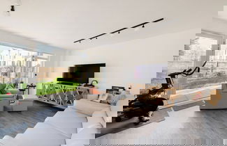 Foto 1 - Stylish 3-bed Townhouse With 3 Baths in Southgate