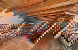 Foto 3 - Timber Lodge HUGE Log Cabin with Hot Tub
