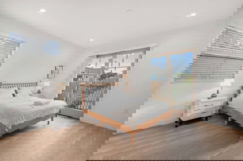 Foto 2 - Not Affected by the Fire/modern Spacious Home With Parking & Fully Equipped Kitchen #3