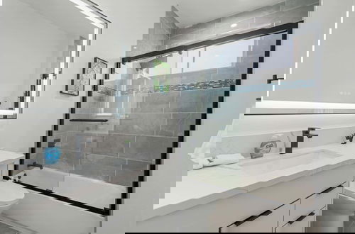 Foto 34 - Not Affected by the Fire/modern Spacious Home With Parking & Fully Equipped Kitchen #3