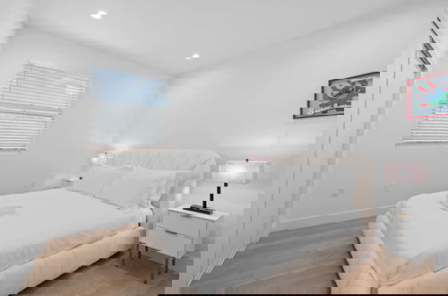 Foto 13 - Not Affected by the Fire/modern Spacious Home With Parking & Fully Equipped Kitchen #3
