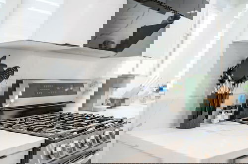 Foto 25 - Not Affected by the Fire/modern Spacious Home With Parking & Fully Equipped Kitchen #3