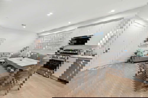 Foto 1 - Not Affected by the Fire/modern Spacious Home With Parking & Fully Equipped Kitchen #3