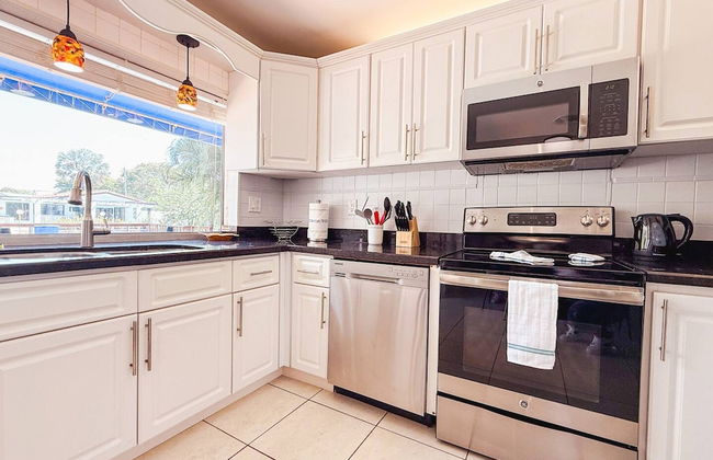 Waterfront Florida Vibes and Views - King Bed - Photo 31
