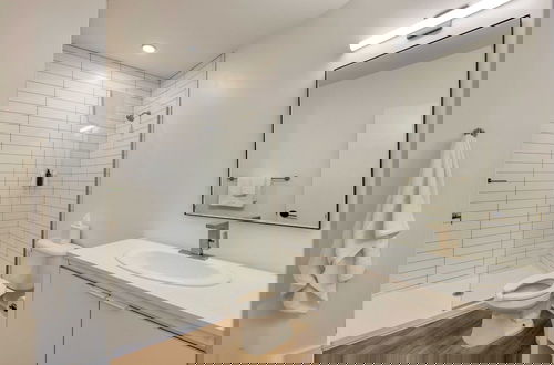 Foto 19 - Dual Bachelor Pads w/ Rooftop Lounge & Games Sleeps 26 5 Min to Broadway