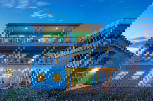 Foto 2 - Coastal Soiree Ocean Views, Game Room, & Steps From Port Aransas Beaches