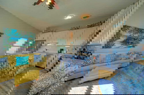 Foto 10 - Coastal Soiree Ocean Views, Game Room, & Steps From Port Aransas Beaches