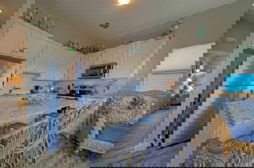 Foto 11 - Coastal Soiree Ocean Views, Game Room, & Steps From Port Aransas Beaches