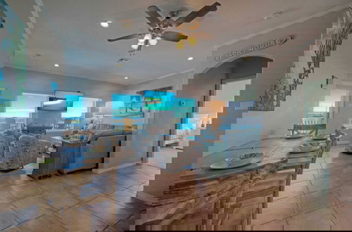 Foto 5 - Coastal Soiree Ocean Views, Game Room, & Steps From Port Aransas Beaches
