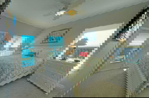 Foto 15 - Coastal Soiree Ocean Views, Game Room, & Steps From Port Aransas Beaches