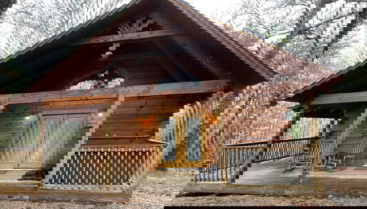 Foto 1 - Romantic, pet friendly cabin with private hot tub, washer/dryer and full kitchen Studio Cabin by RedAwning