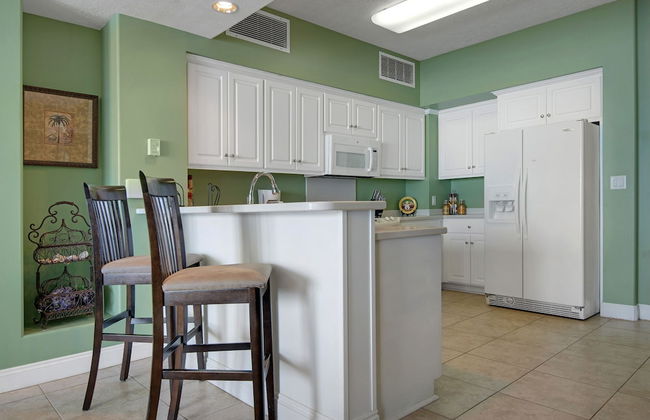 Tropical High-Rise Condo with Beachside Pool Access and Free Poolside WiFi - Unit 2004 by RedAwning - Foto 10