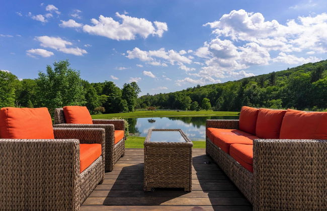Secluded Estate w/ Guest House, Private Pond, Gym, & Movie Theater Sunny Pond - Foto 2