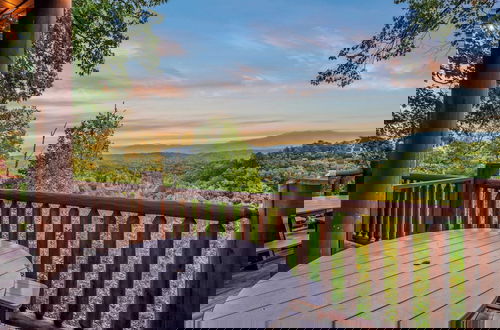 Foto 4 - 56-guest Retreat Panoramic Views, Hot Tubs, Game Room & Theater Seasonal Outdoor Pool Near Dollywood, Gatlinburg