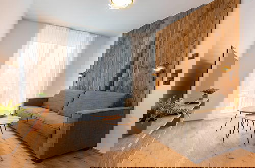 Foto 6 - Modern Apartment With Balcony
