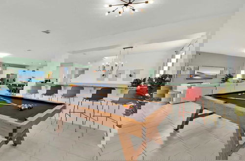 Foto 15 - Sleeps 20! 9bdr, Star Wars-themed Game Room, Pool, Hot Tub Nassau by Avantstay