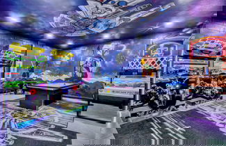 Foto 2 - Sleeps 20! 9bdr, Star Wars-themed Game Room, Pool, Hot Tub Nassau by Avantstay