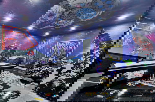 Foto 23 - Sleeps 20! 9bdr, Star Wars-themed Game Room, Pool, Hot Tub Nassau by Avantstay